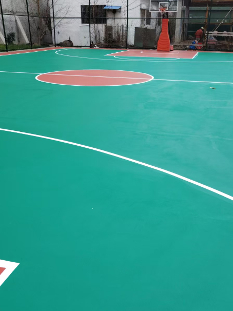 桥东 球场长期使用易出现地面开裂